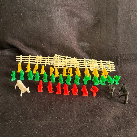 Other - 🎉Fall Sale🎉46 - Vintage Plastic Farm Animals/Fences